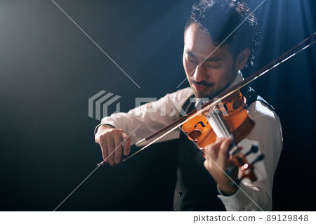Beard violinist Beard violinist 89129848