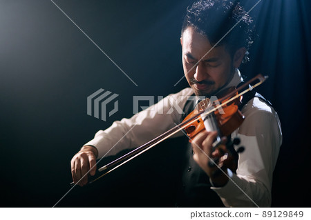 Beard violinist Beard violinist 89129849