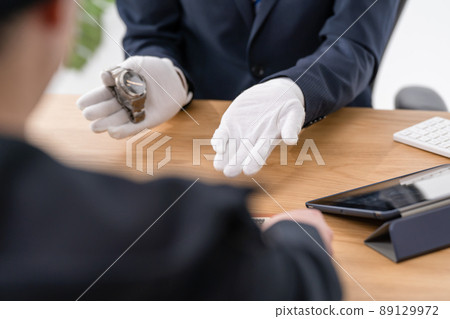 Pawn shop watch face-to-face purchase money at hand 89129972