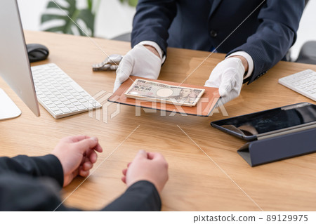 Pawn shop watch face-to-face purchase money at hand 89129975