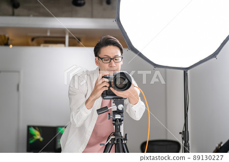 Photographer shooting photographer studio Photographer shooting photographer studio 89130227
