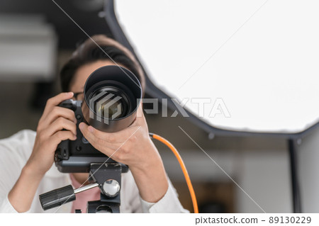 Photographer shooting photographer studio 89130229