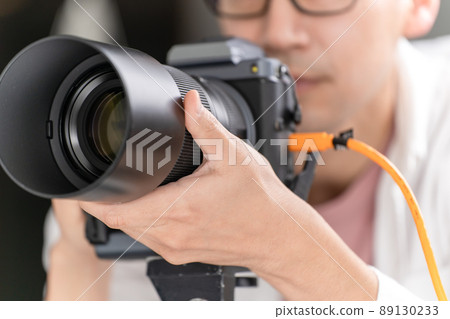 Photographer shooting photographer studio 89130233