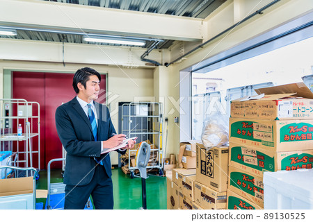 檢查貨物的商人 89130525