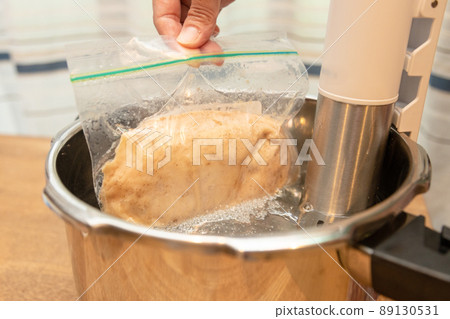 Making chicken ham with a low-temperature cooker Show a freezer bag containing chicken 89130531