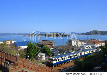 Seaside station and sightseeing train 89131478