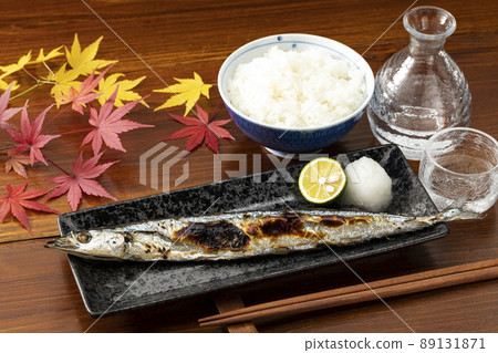 秋味烤秋刀魚和清酒 秋味烤秋刀魚和清酒 89131871