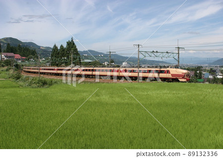 489 series limited express "Hakutaka" (between Echigo Yuzawa and Ishiuchi) 489 series limited express "Hakutaka" (between Echigo Yuzawa and Ishiuchi) 89132336