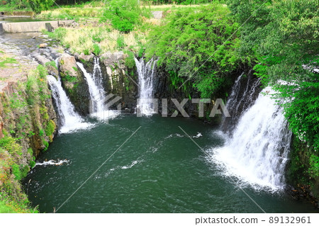 [Kagoshima Prefecture] Fresh green Itaite Falls (Kanayama Falls) 89132961
