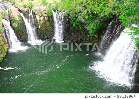 [Kagoshima Prefecture] Fresh green Itaite Falls (Kanayama Falls) 89132964