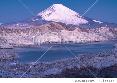 《神奈川縣》富士山和箱根蘆之湖/大觀山的雪景 89133532