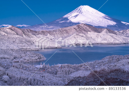 《神奈川縣》富士山和箱根蘆之湖/大觀山的雪景 89133536