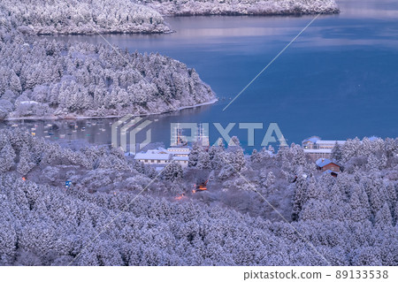 《神奈川縣》箱根蘆之湖和大觀山雪景 89133538