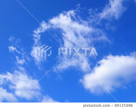 Clouds that shape like a human head in the blue sky 89135896