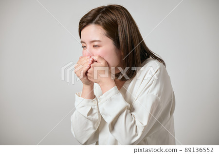 一個感到噁心和噁心的年輕女人 89136552