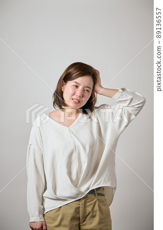 一個頭疼的年輕女人,雙手抱頭 一個頭疼的年輕女人,雙手抱頭 89136557