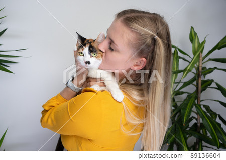 young woman hugging and kissing her cute cat 89136604
