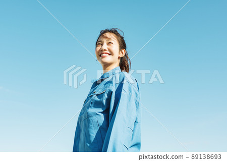 一個穿著工作服的女人的藍天肖像 一個穿著工作服的女人的藍天肖像 89138693