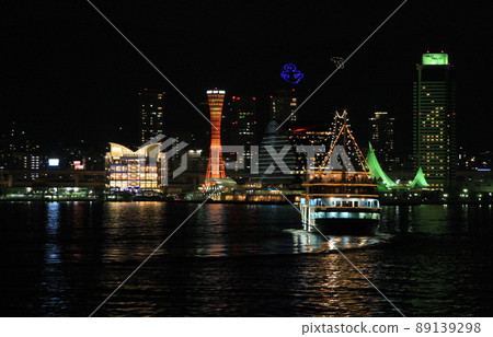 Kobe port and sightseeing boat seen from the sea 89139298