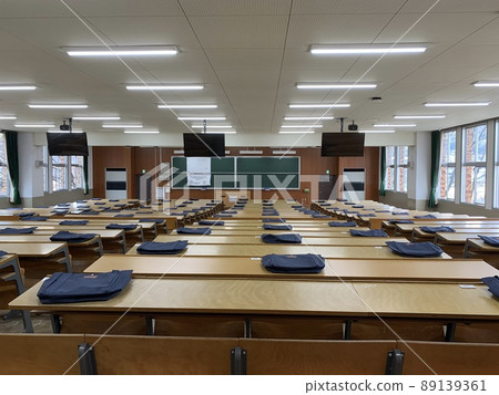 An empty university classroom 89139361