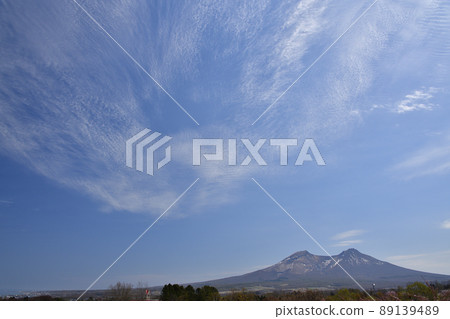 Photographing the scenery of Komagatake and the streak clouds with the remaining snow in Mori-cho, Hokkaido in the spring 89139489