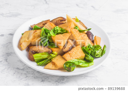 Stir-fried bamboo shoots and tofu in oyster sauce 89139688