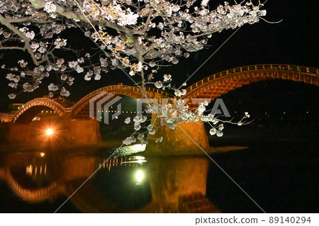 Night view of Kintaikyo Bridge and cherry blossoms in Iwakuni City Night view of Kintaikyo Bridge and cherry blossoms in Iwakuni City 89140294