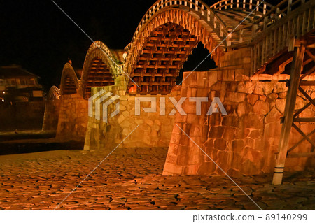 岩國市錦帶橋和櫻花的夜景 89140299