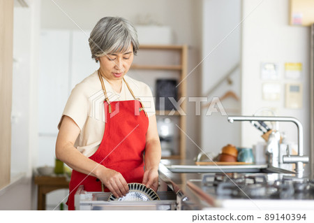 洗碗在廚房裡的女人 89140394