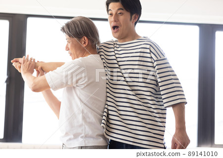 Men learning self-defense 89141010