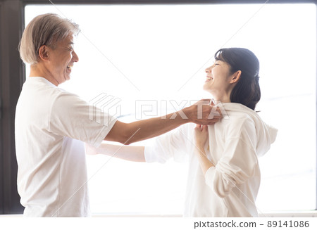 A woman learning self-defense 89141086