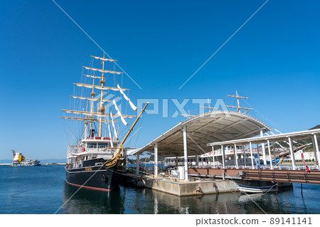 停泊在兵庫縣南淡路市福倉港的鳴門海峽漩渦遊輪的 Kanrin Maru 停泊在兵庫縣南淡路市福倉港的鳴門海峽漩渦遊輪的 Kanrin Maru 89141141