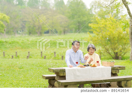 資深夫婦戶外公園野餐 89141654