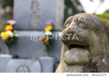 A statue, a guardian dog that protects the grave A statue, a guardian dog that protects the grave 89142175