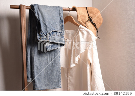 衣架架上的夏裝 89142199