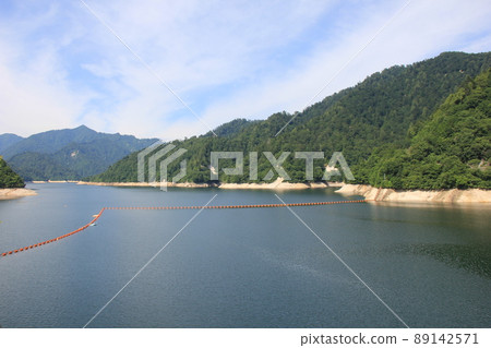 Mountains and lakes under a refreshing blue sky Mountains and lakes under a refreshing blue sky 89142571