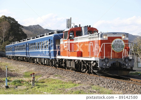 DE10型內燃機車綏貢線修復紀念刊 89142580