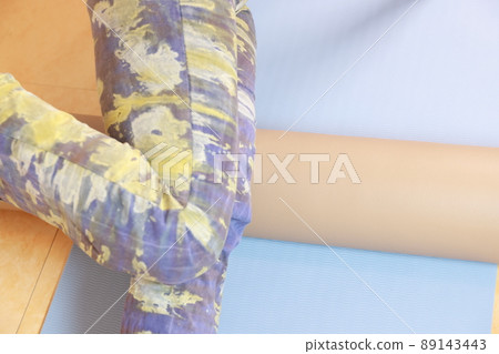 一個女人用伸展桿鍛煉身體。放鬆、伸展和訓練你的身體。 一個女人用伸展桿鍛煉身體。放鬆、伸展和訓練你的身體。 89143443