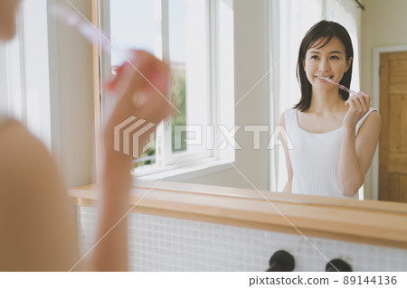 Women who toothpaste Women who toothpaste 89144136