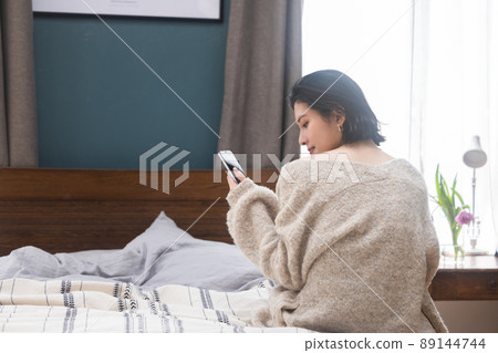 young woman      89144744