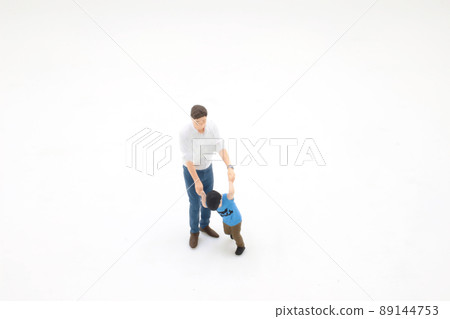 Man walking with a cute smiling baby boy 89144753