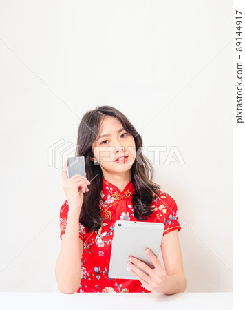 Written by Tradition, Cheongsam, Smile, Female, White Background, Previously Used Credit Cards and Tablets. Written by Tradition, Cheongsam, Smile, Female, White Background, Previously Used Credit Cards and Tablets. 89144917