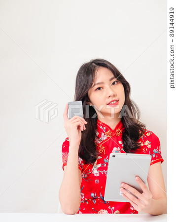 Written by Tradition, Cheongsam, Smile, Female, White Background, Previously Used Credit Cards and Tablets. Written by Tradition, Cheongsam, Smile, Female, White Background, Previously Used Credit Cards and Tablets. 89144919