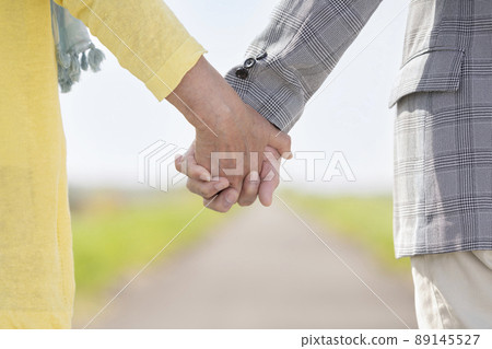 資深夫婦舉起相連的手 資深夫婦舉起相連的手 89145527
