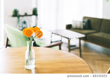 在桌子上切花非洲菊 在桌子上切花非洲菊 89145835