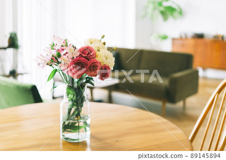 在桌子上切花 在桌子上切花 89145894