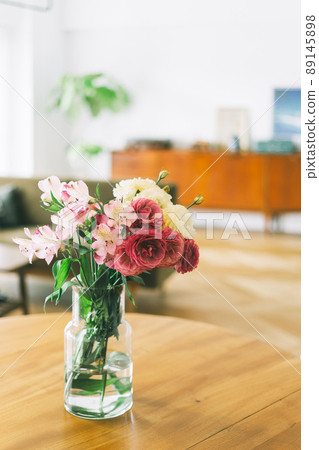 在桌子上切花 在桌子上切花 89145898