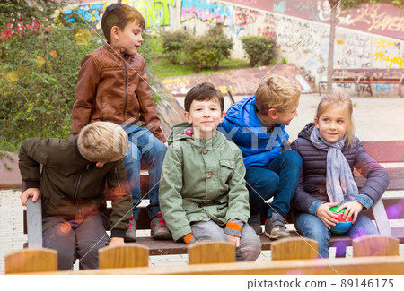 Cheerful children chatting 89146175