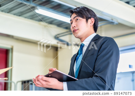 檢查貨物的商人 89147073