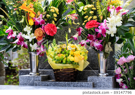 一朵花指向墳墓 89147796